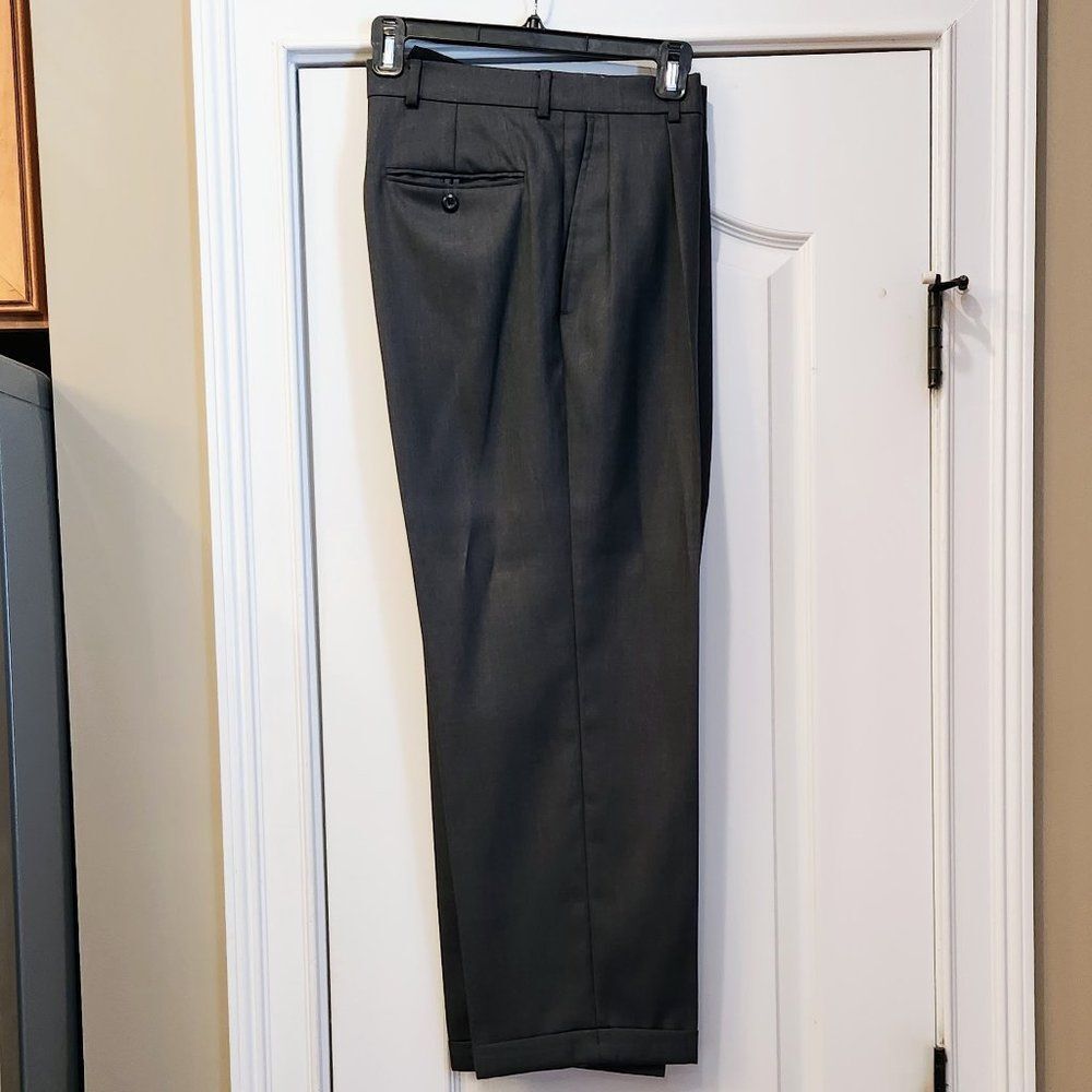 Stafford Like New Gray Dress Pants 30 x 30 Pleated Cuffed